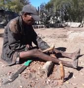 Ombili Erdmännchen schnitzen