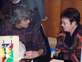 Gisi Hoffmann signiert seine Bücher während des 5. Benefizkonzertes am 30. Januar 2007 in der Landesvertretung Brandenburgs