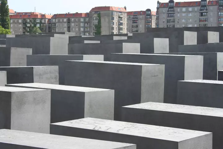 Farbfoto: Holocaust-Mahnmal in Berlin