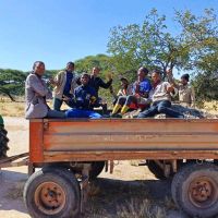 Sekundärschüler im Ombili-Garten