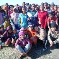 Sekundärschüler im Ombili-Garten